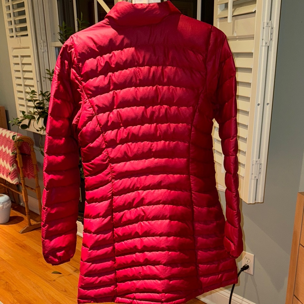 Patagonia Women's Vibrant Red Puffer Jacket. - Picture 3 of 5